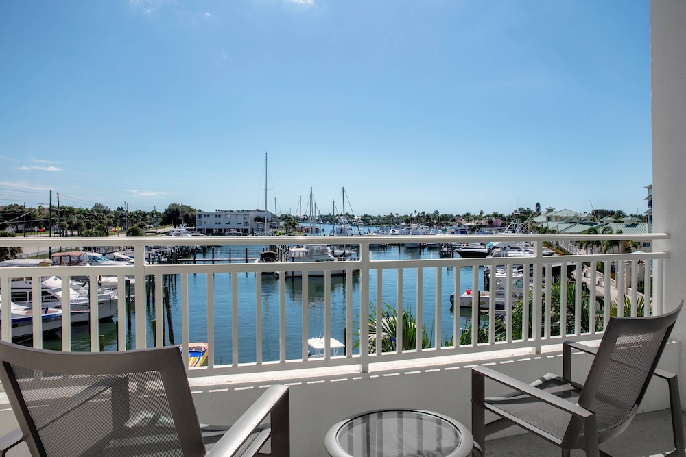 Suite, 1 Bedroom, Bay View - Photo 13