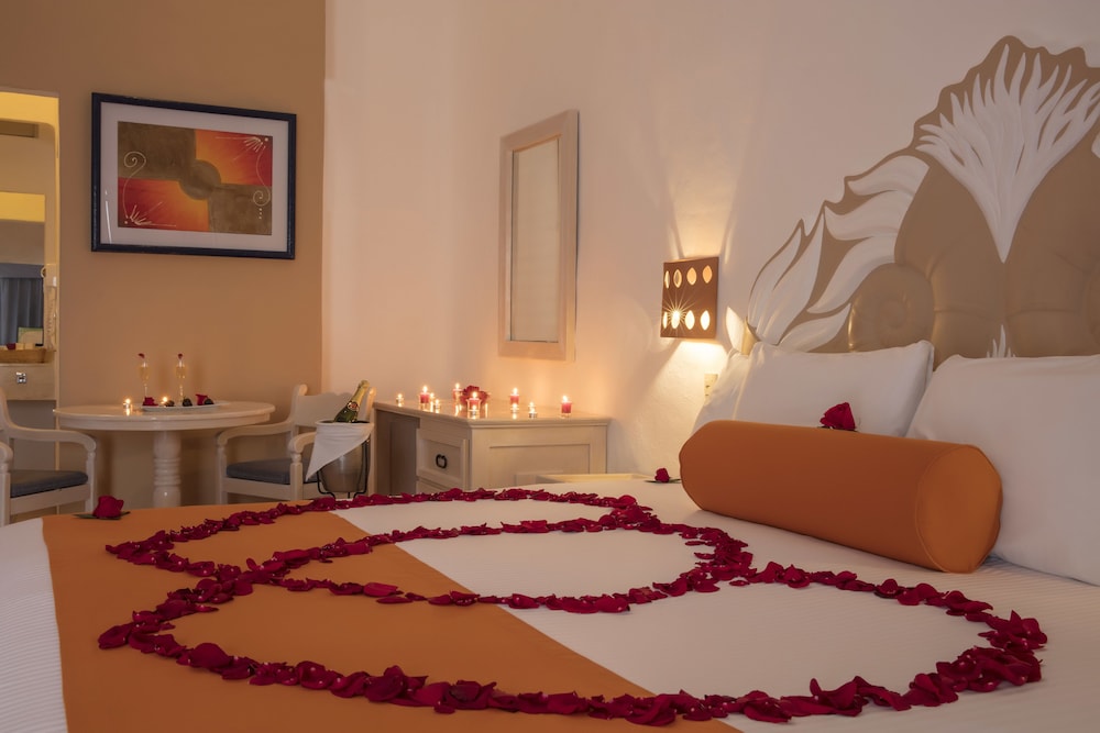 Standard Room, 1 King Bed, Marina View - Photo 4