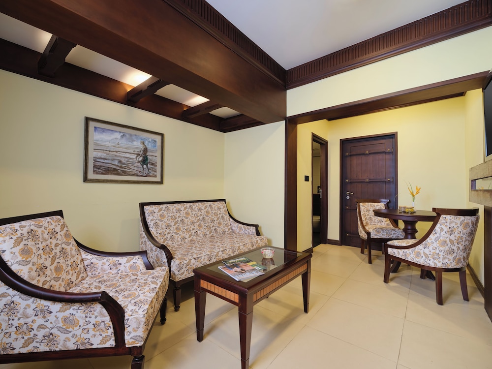 Lake View Suite with Balcony - Photo 4