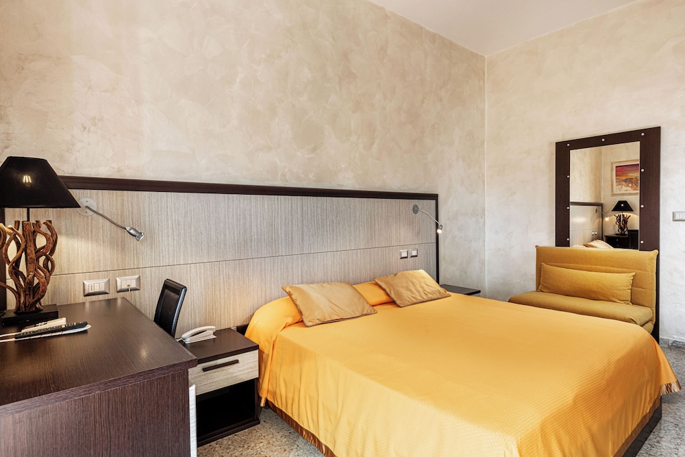 Superior Room, City View - Photo 12
