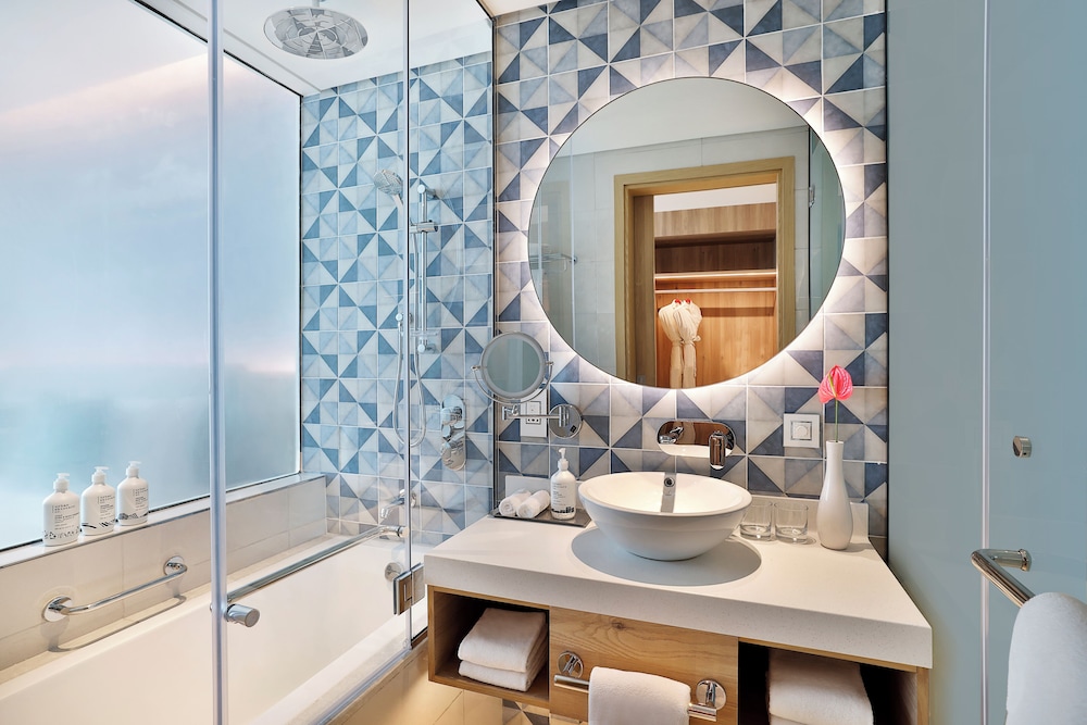 Premium Sea View Room with Balcony, Beach & Rooftop Pool Access, Shuttle to Mall Of Emirates photo 2
