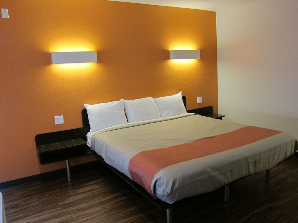 Standard Single Room, 1 King Bed, Mobility Accessible