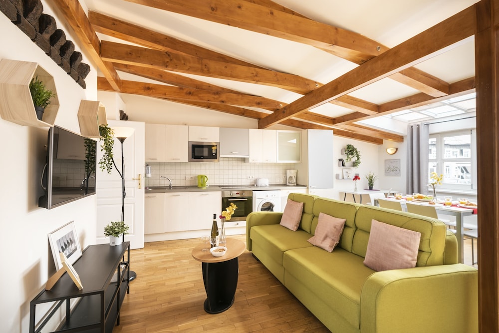 Signature Loft, 2 Bedrooms, City View (Apt 14)
