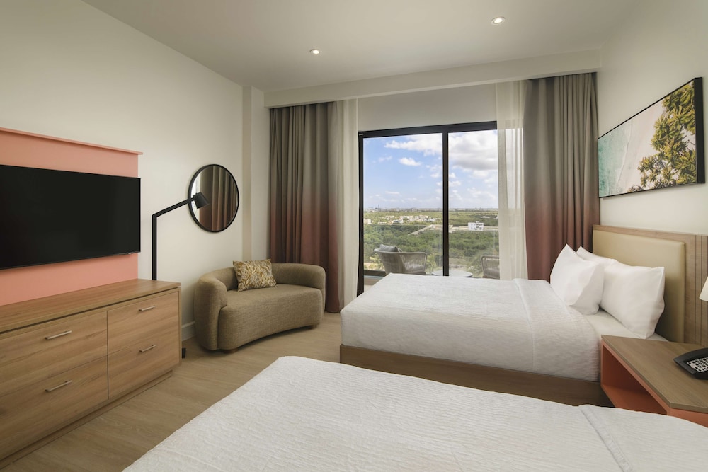 Room, 2 Queen Beds thumbnail 6