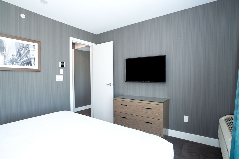 Signature Suite, 1 King Bed with Sofa bed, Kitchen (Grand)