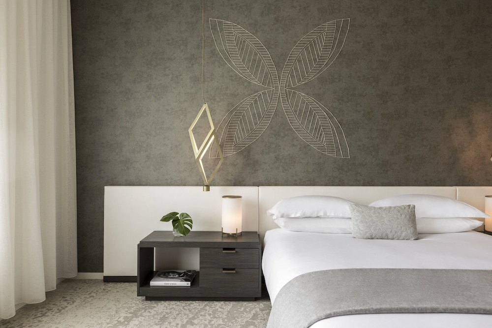 Suite, 1 King Bed with Sofa bed (La Peer)