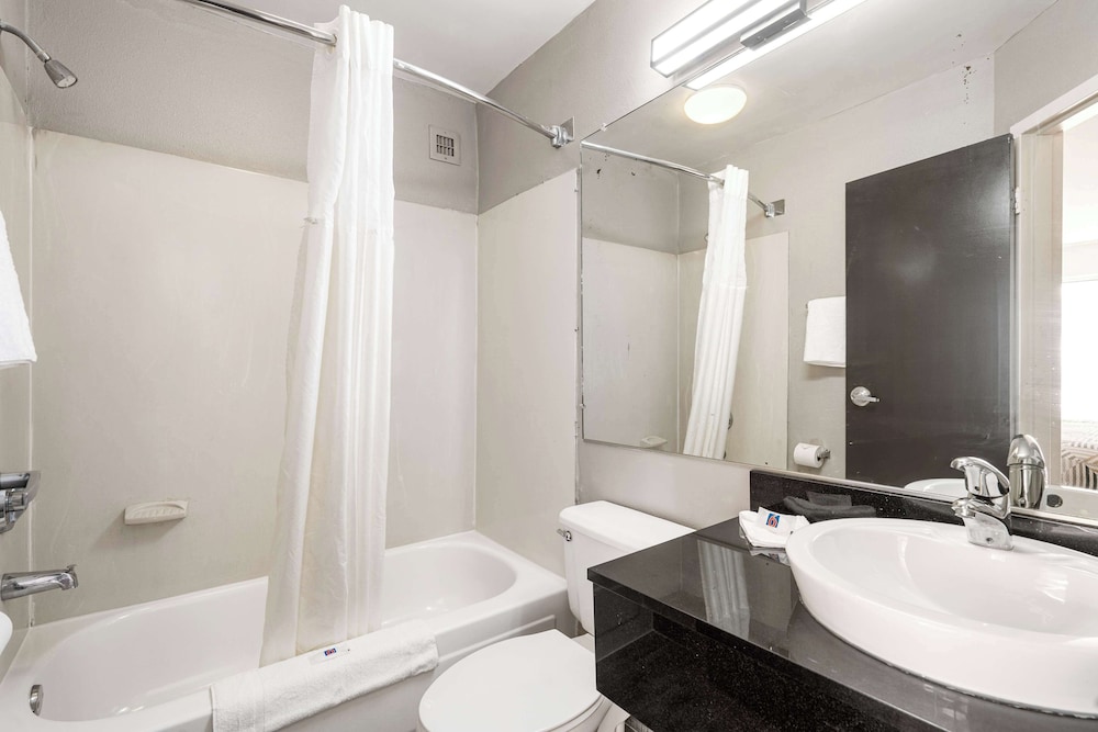 Standard Room, 2 Double Beds, Smoking - Photo 5