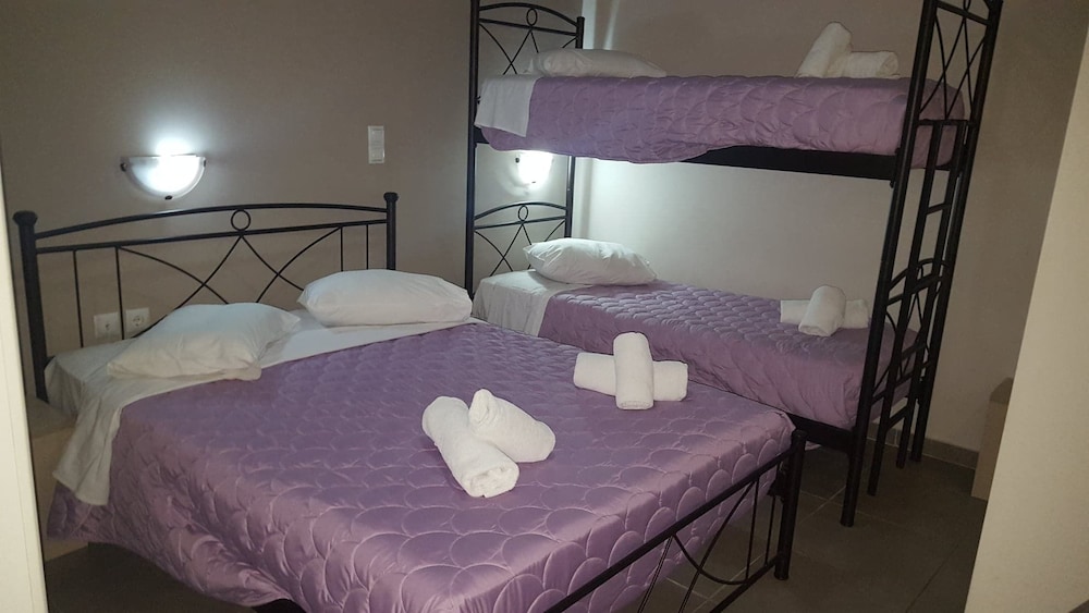Basic Quadruple Room photo 2