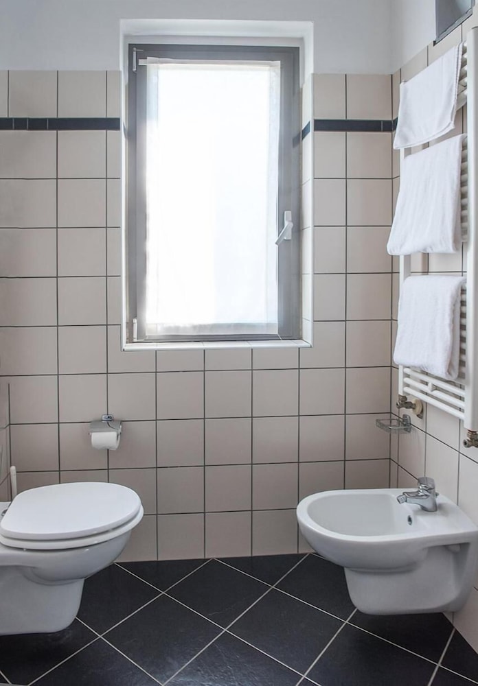 Zimmer im Gästezimmer - Geräumiges Doppelzimmer in Alba, Foto 14