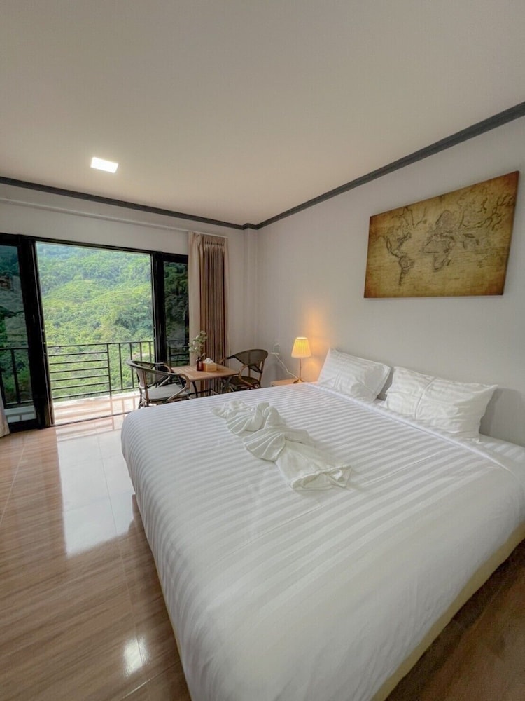 Deluxe Room - Photo 5