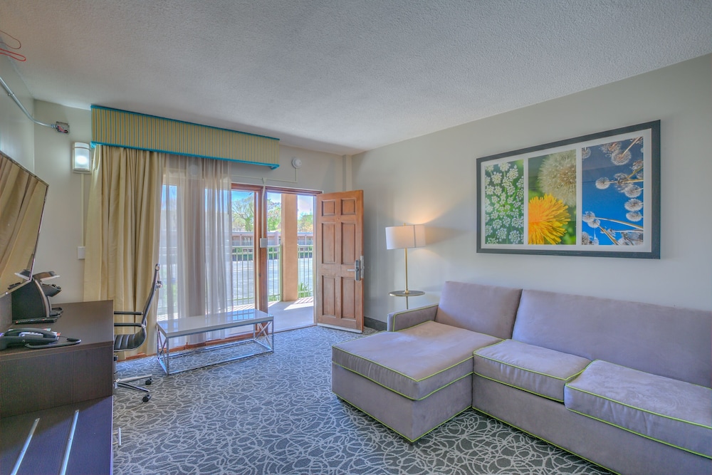 Suite, 1 King Bed, Non Smoking - Photo 3