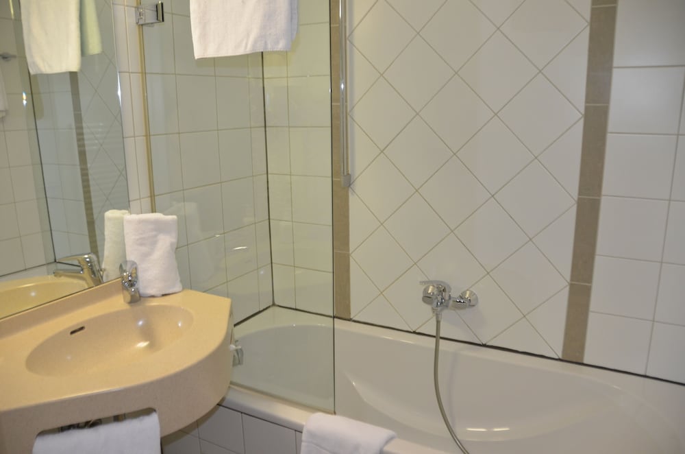 Basic Double or Twin Room, 1 Bedroom, Non Smoking, Bathtub photo 2