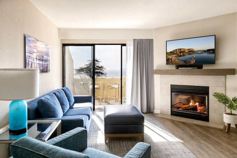 Signature Suite, 1 Queen Bed with Sofa bed, Partial Ocean View (Suite-Partial Ocean View)