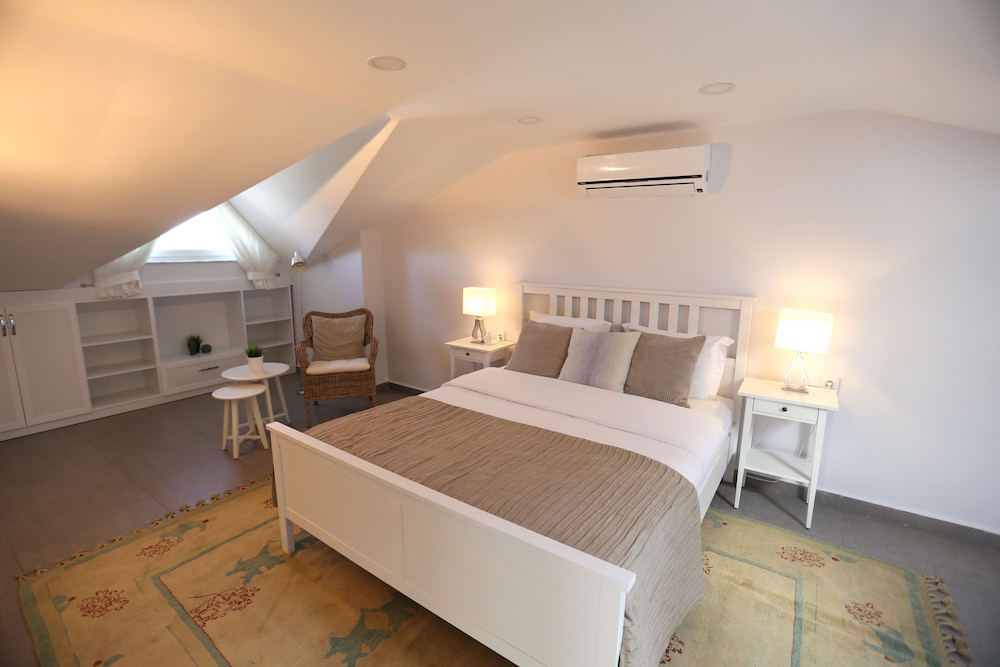 Deluxe Duplex, Jetted Tub (Attic) photo 2
