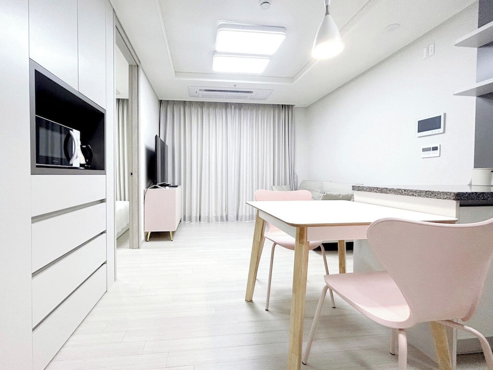 Deluxe Door Room