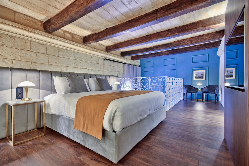 Deluxe Duplex (Suite 8)