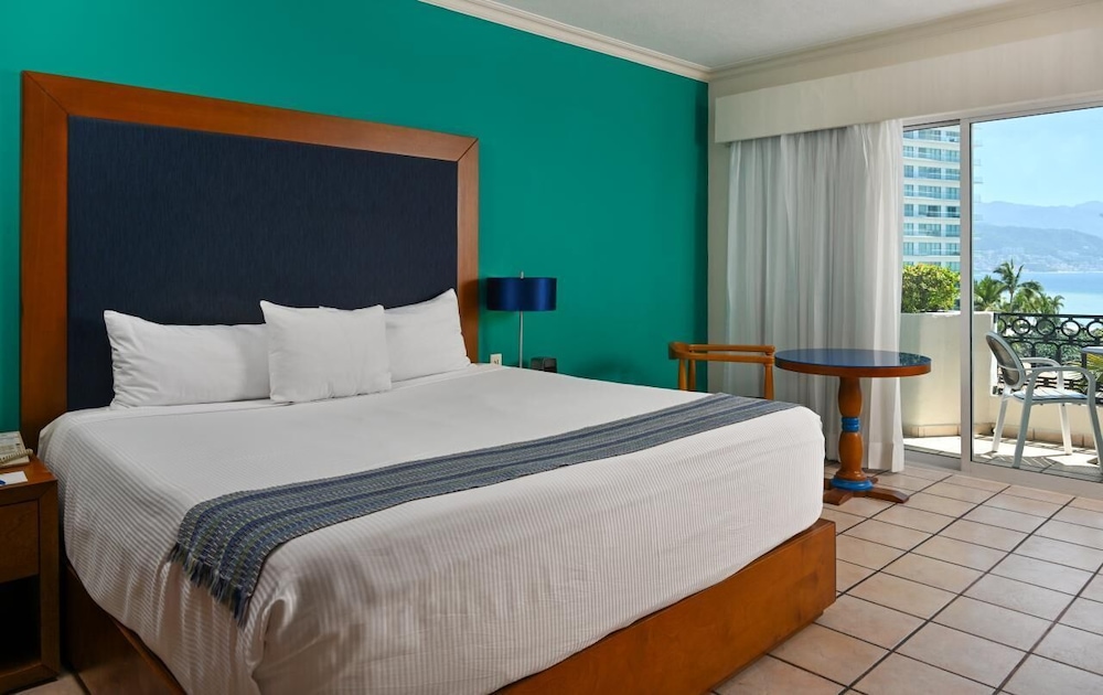 Deluxe Room, 1 King Bed, Oceanfront photo 2