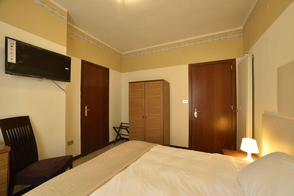Classic Double or Twin Room photo 3
