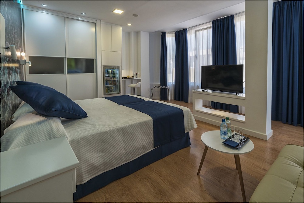 Deluxe Double Room, 1 Queen Bed with Sofa bed, Accessible thumbnail 6