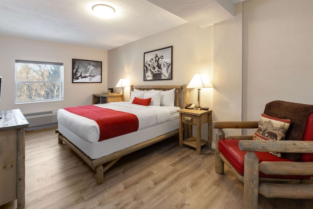 Family Suite, 2 Bedrooms (Lodge, 1 King, 2 Double Beds) - Photo 2