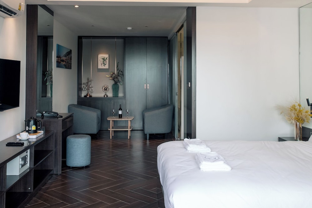 Executive Suite, 1 King Bed, City View photo 3