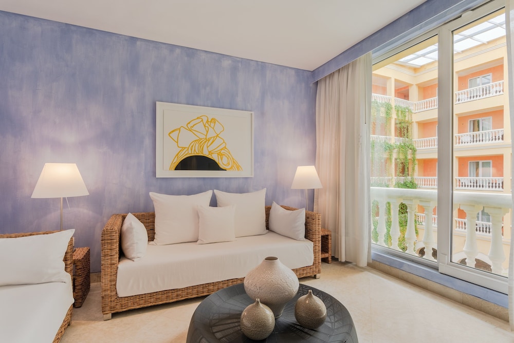 Suite, Courtyard View - Photo 5