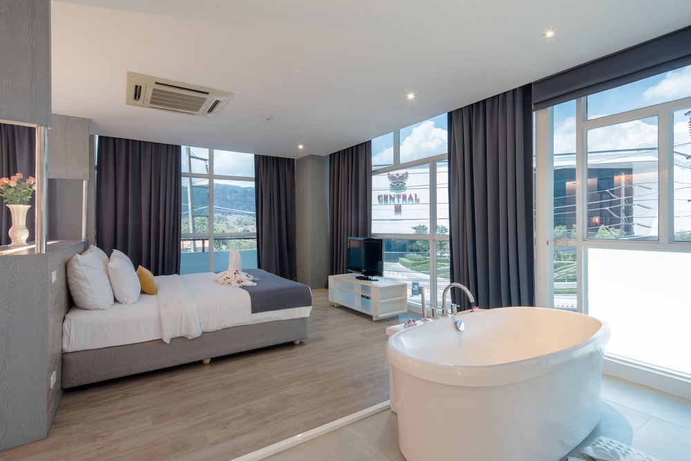 Honeymoon Suite with Balcony - Photo 11