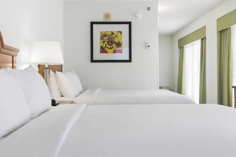 Premium Double Queen Room, Corner View - Photo 6
