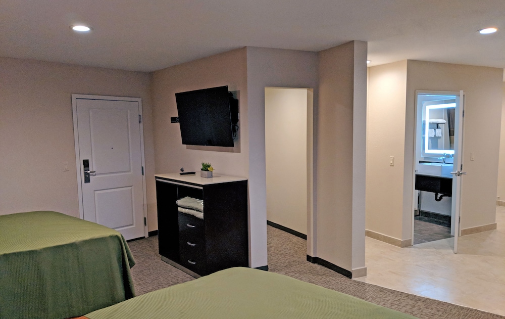 3 Queen Beds