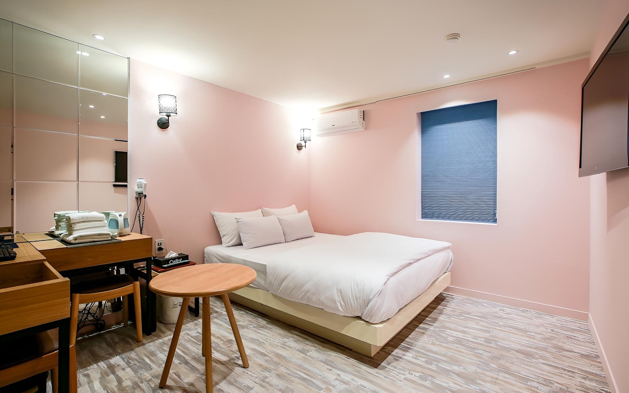 Room (Standard) - Photo 16