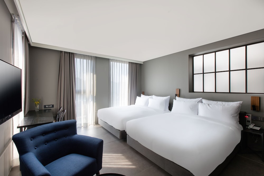 [Kids Pkg_C/I 1pm~C/O 10am]+Marine Suite +2 Kids Cafe Ticket +[1 Time Pool Ticket+ Breakfast For 3]