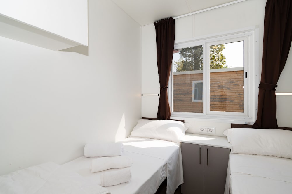 Elite Mobile Home, 3 Bedrooms, Lake View, Beachfront (Pet Friendly) photo 1