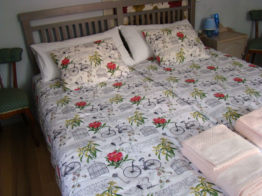 Twin Room, 2 Twin Beds, Shared Bathroom photo 3