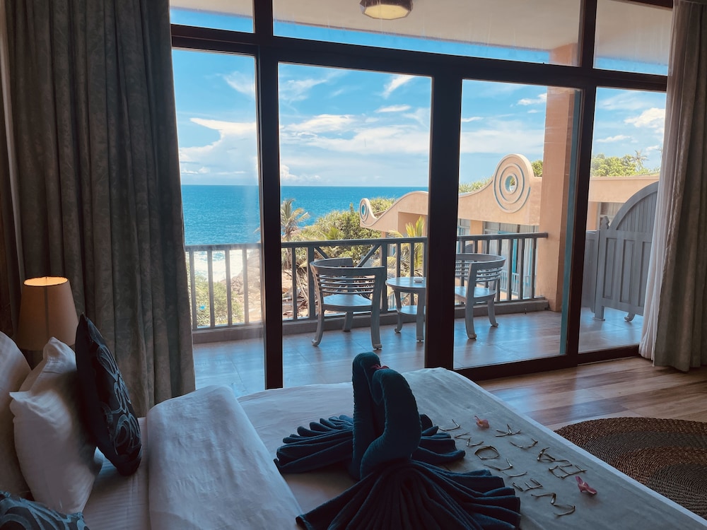 Premium Suite, 1 King Bed, Accessible, Ocean View photo 1