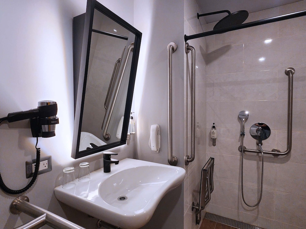 Standard Room, 1 Double Bed, Accessible (Accessible) - Photo 5