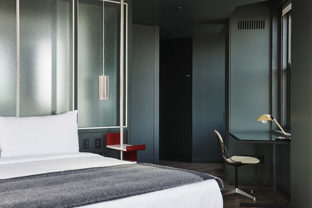 Room, 1 King Bed, Corner
