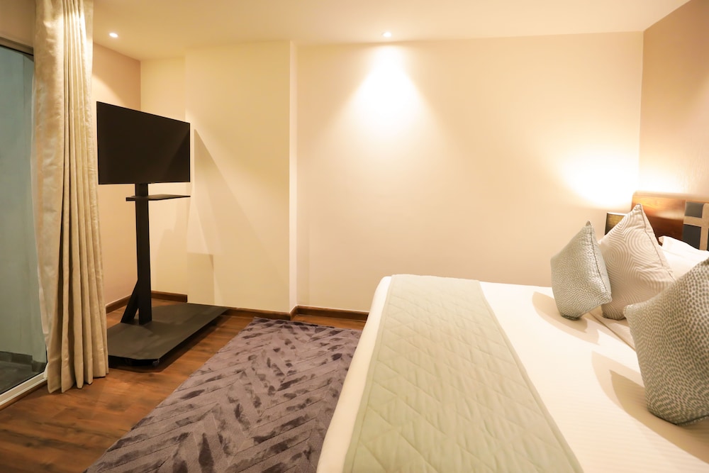 Deluxe Suite with Private Terrace - Photo 4