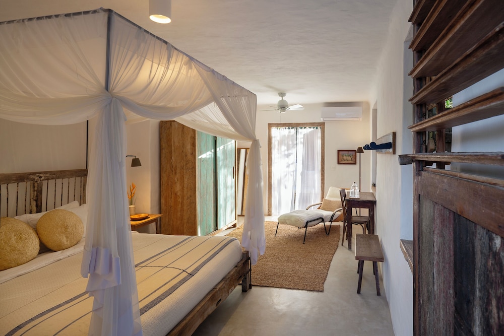 Room, 1 Queen Bed, Balcony, Poolside