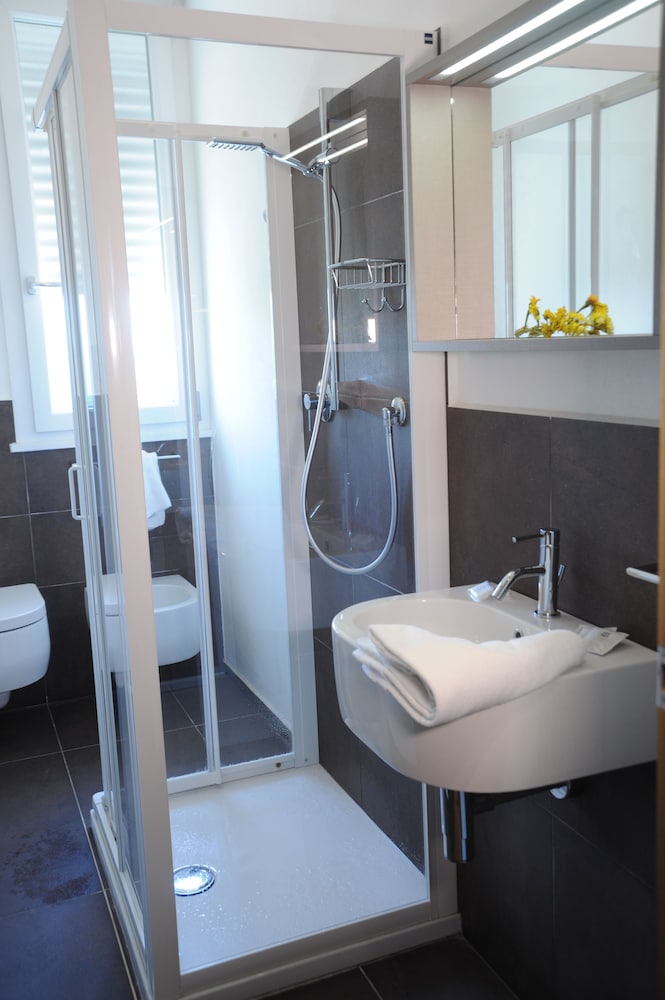 Comfort Room, 6 Bedrooms - Photo 5