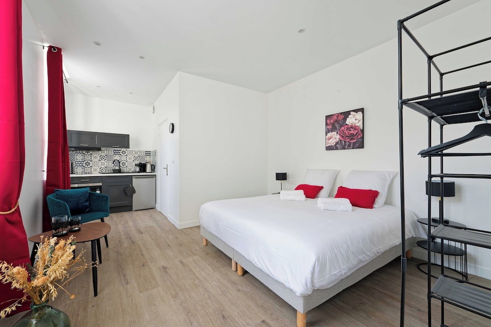 Studio, Kitchenette