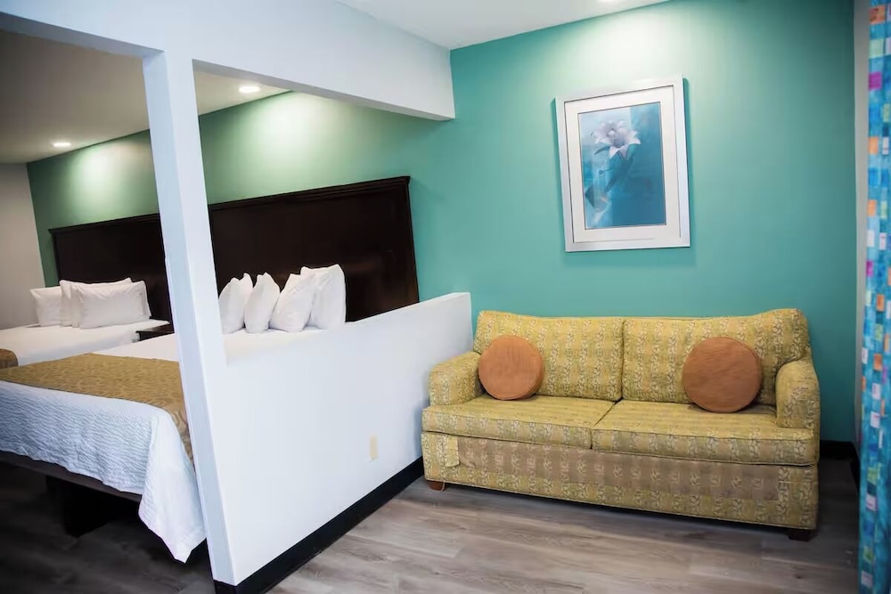 Room, Smoking (2 King Beds with Sofa Bed) photo 3