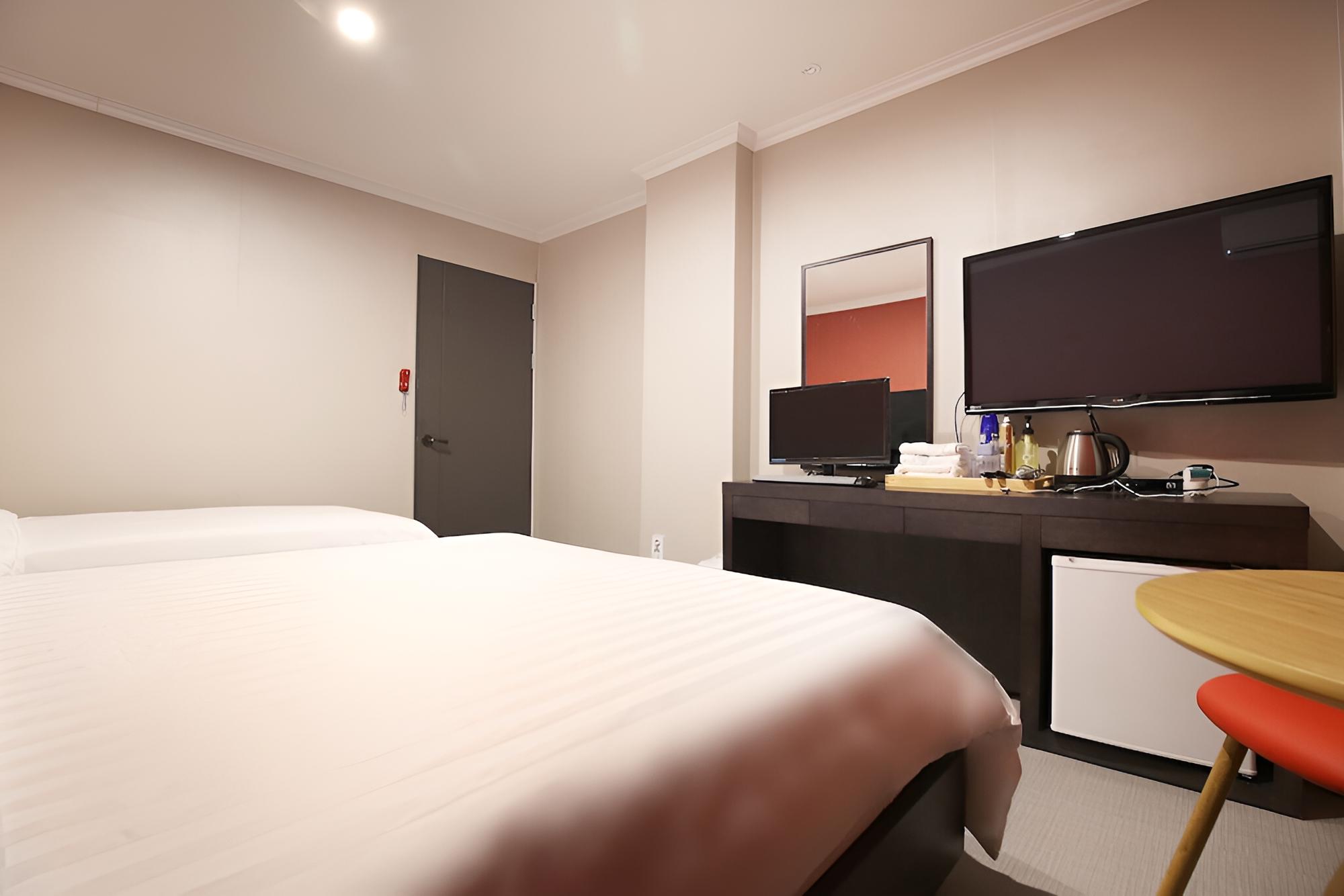 Room (Twin) - Photo 4