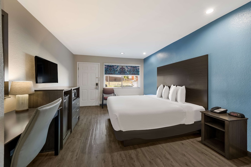 Standard Room, 1 King Bed, Non Smoking, Kitchenette photo 2