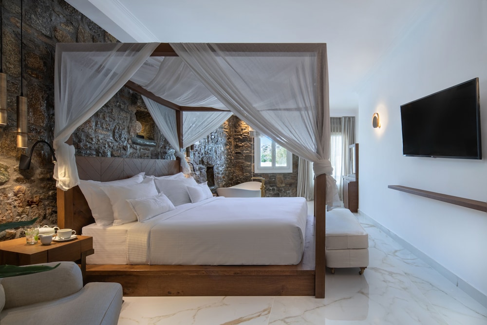 Dreamy Honeymoon Suite with Outdoor Hot Tub, Sea View - Photo 1
