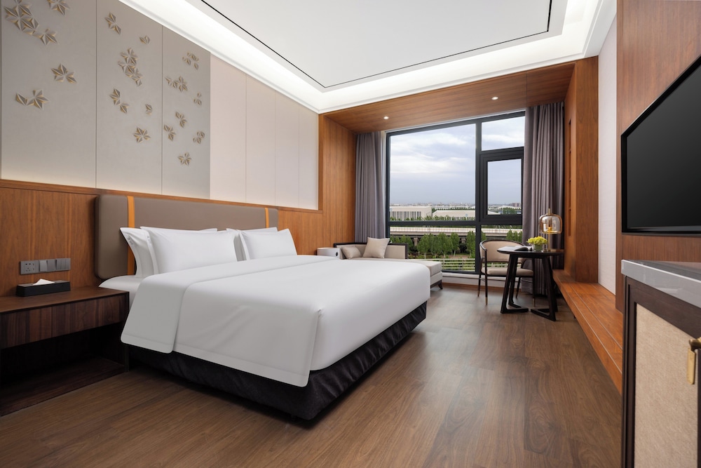 Standard Room, 1 King Bed (Extra Floor Space)