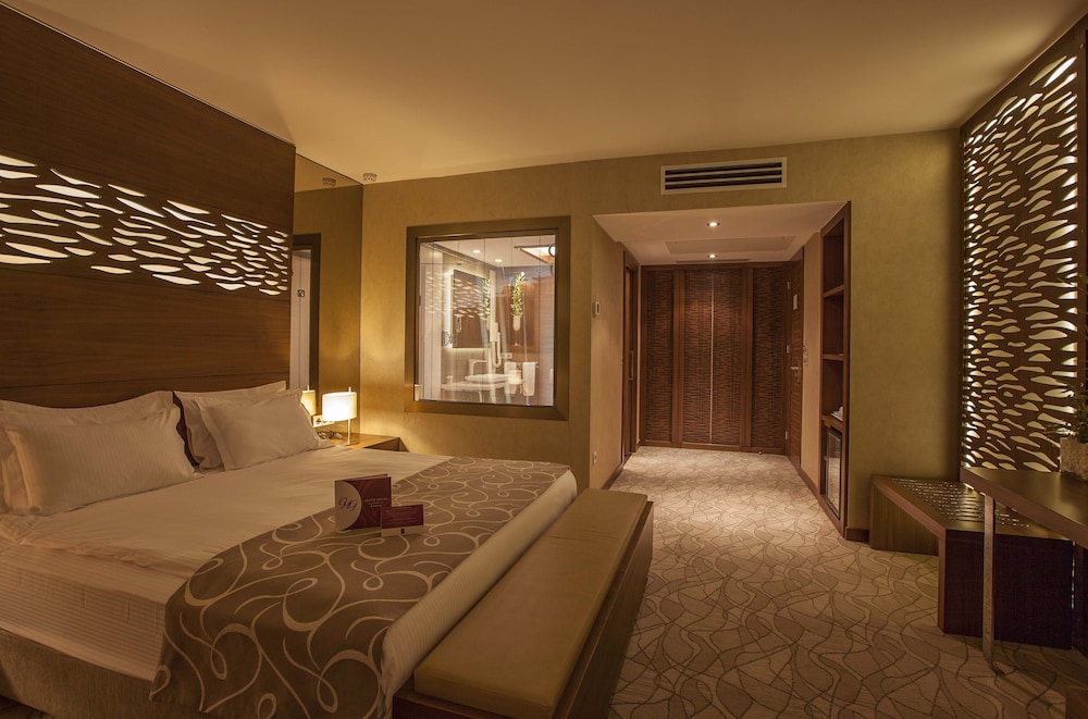 Grand Deluxe Twin Bed Room - Photo 8