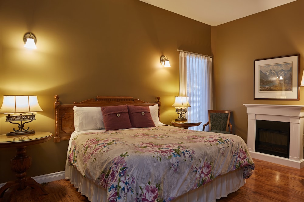 Standard Room, 1 Queen Bed (Vermilion)