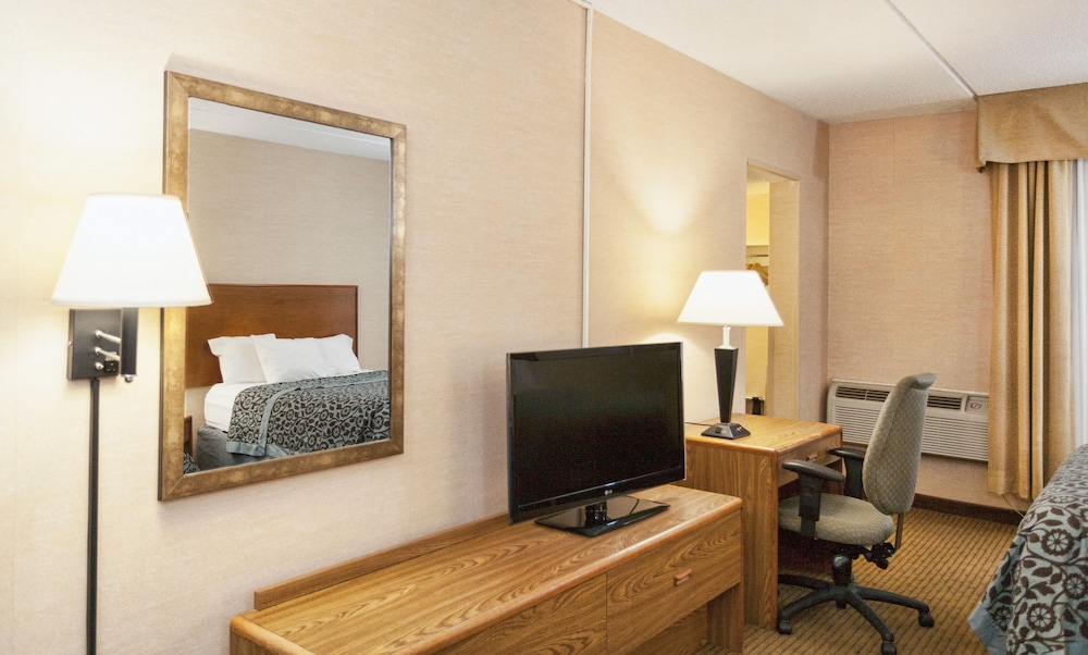 Room, 2 Queen Beds, Non Smoking, Lake View photo 2