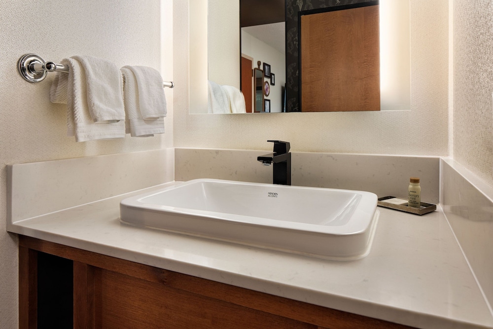 Room, 1 King Bed (Mobility/Hearing Accessible, Tub) - Photo 5