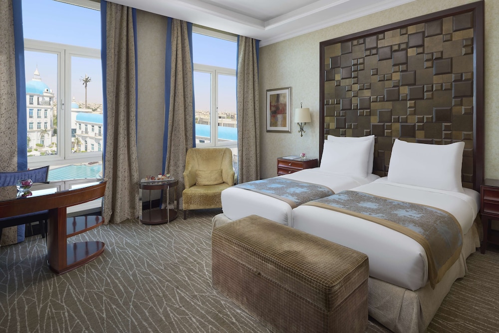 Executive Room, 1 Bedroom, Club Lounge Access, Pool View (Royal Pool Room) thumbnail 6